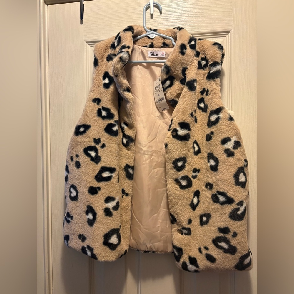 G
Kids size XL Epic Threads Tan and‎ Black Faux Fur Vest